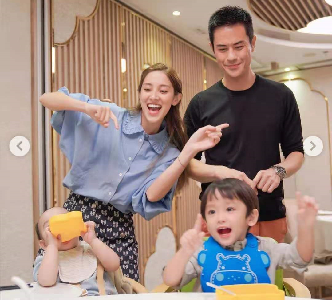 港姐陈凯琳晒性感照！穿薄纱衣身材骨感，戴超大绿宝石耳环显贵气