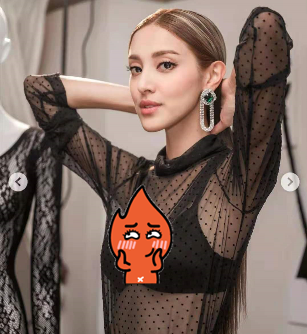 港姐陈凯琳晒性感照！穿薄纱衣身材骨感，戴超大绿宝石耳环显贵气