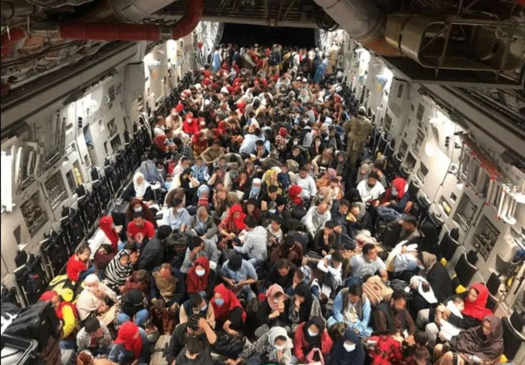 喀布尔鬼门关:飞机粗暴拉升,自杀式降落,怕被塔利班导弹打下来休闲区蓝鸢梦想 - Www.slyday.coM 喀布尔鬼门关:飞机粗暴拉升,自杀式降落,怕被塔利班导弹打下来休闲区蓝鸢梦想 - Www.slyday.coM