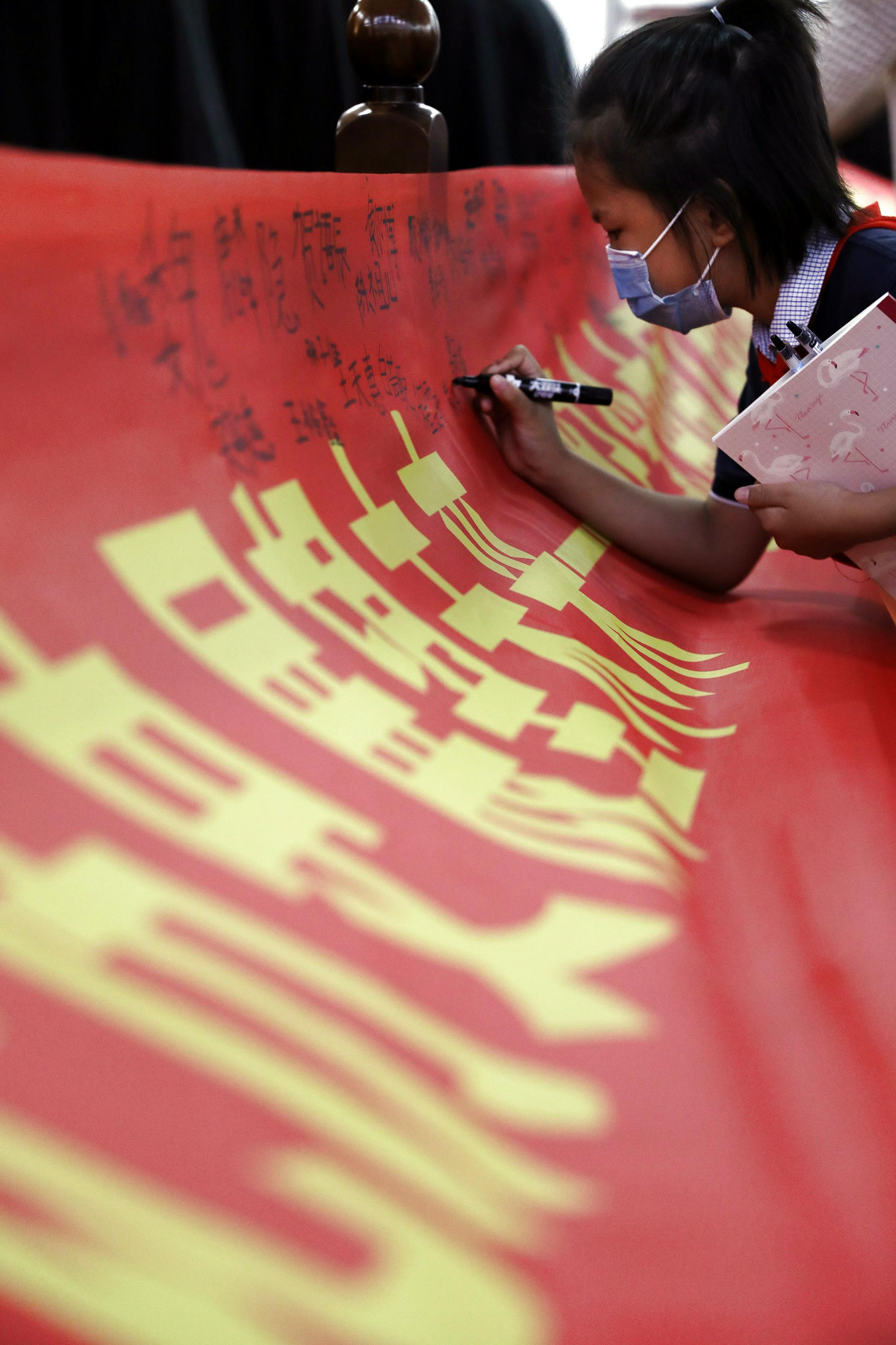 沈阳举行抗战胜利76周年纪念活动休闲区蓝鸢梦想 - Www.slyday.coM 沈阳举行抗战胜利76周年纪念活动休闲区蓝鸢梦想 - Www.slyday.coM