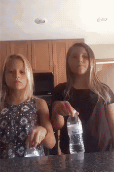 搞笑GIF趣图:哥们,就一只猫而已,至于这么害怕吗?休闲区蓝鸢梦想 - Www.slyday.coM 搞笑GIF趣图:哥们,就一只猫而已,至于这么害怕吗?休闲区蓝鸢梦想 - Www.slyday.coM