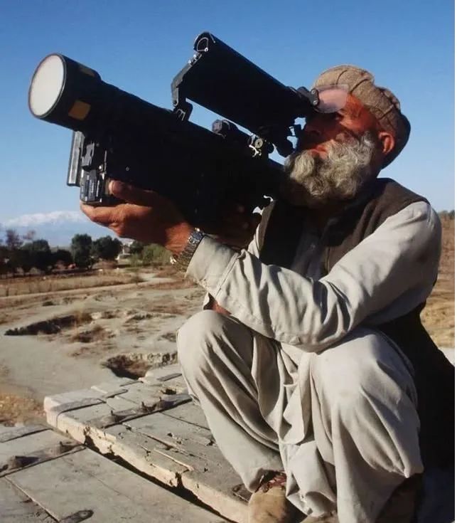 喀布尔鬼门关:飞机粗暴拉升,自杀式降落,怕被塔利班导弹打下来休闲区蓝鸢梦想 - Www.slyday.coM 喀布尔鬼门关:飞机粗暴拉升,自杀式降落,怕被塔利班导弹打下来休闲区蓝鸢梦想 - Www.slyday.coM