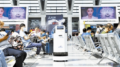 　　近日，由多家单位联合研发的“智能雾化消杀机器人”，在天津铁路西站投入试运行。机器人可将雾化后的消毒液定时、定路线在室内喷洒，增加覆盖面和均匀性。　　本报记者  刘乃文摄