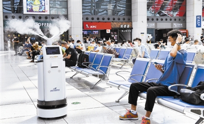 　　近日，由多家单位联合研发的“智能雾化消杀机器人”，在天津铁路西站投入试运行。机器人可将雾化后的消毒液定时、定路线在室内喷洒，增加覆盖面和均匀性。　　本报记者  刘乃文摄
