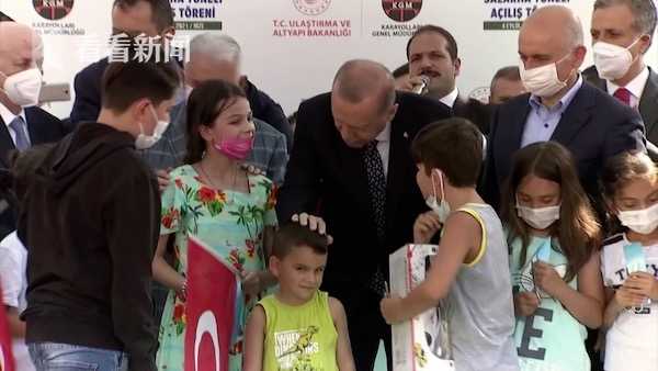 视频|皮一下很开心?土耳其小男孩提前剪彩被总统敲头休闲区蓝鸢梦想 - Www.slyday.coM 视频|皮一下很开心?土耳其小男孩提前剪彩被总统敲头休闲区蓝鸢梦想 - Www.slyday.coM