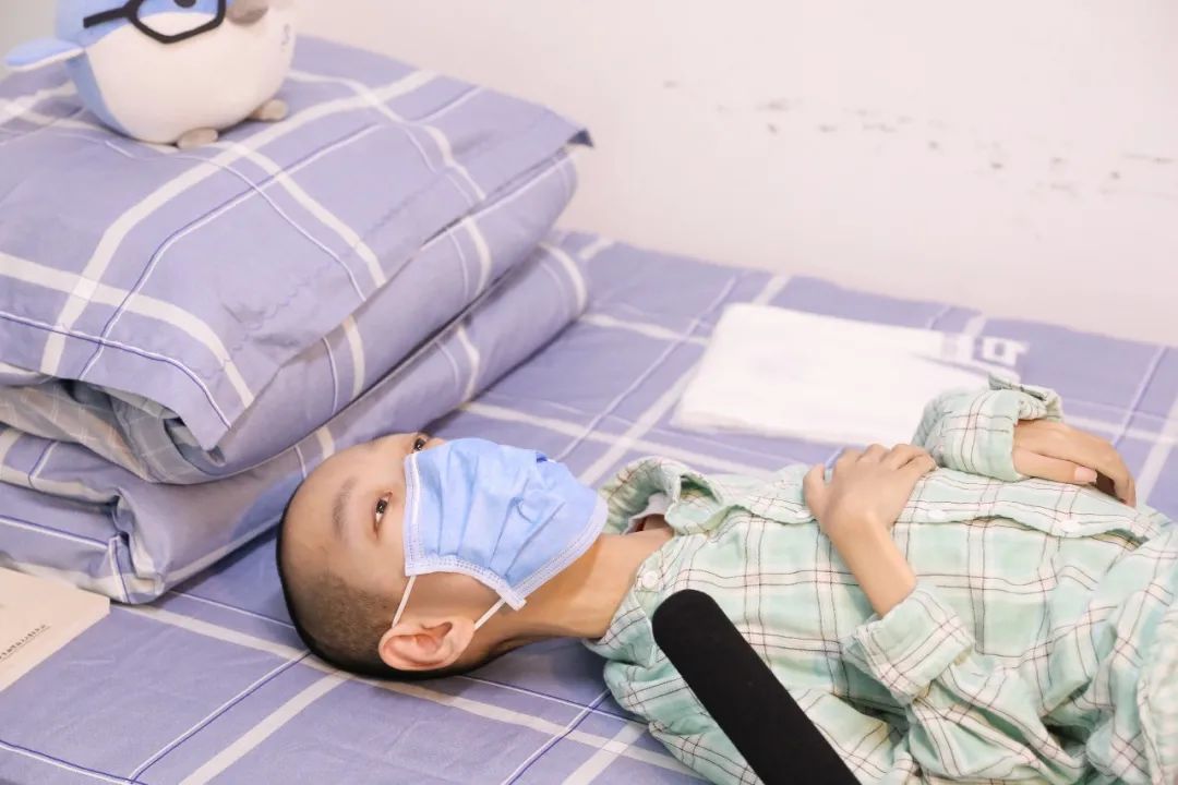 体重18公斤新生到学校报到!立志做中国的“霍金”休闲区蓝鸢梦想 - Www.slyday.coM 体重18公斤新生到学校报到!立志做中国的“霍金”休闲区蓝鸢梦想 - Www.slyday.coM