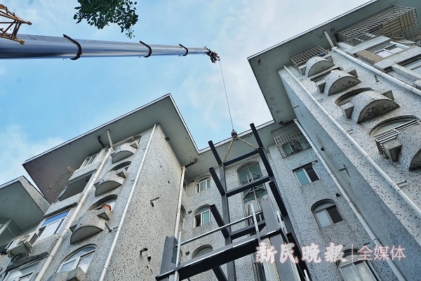 图说：加梯是老旧小区更新改造的重要内容。 新民晚报记者&nbsp;陈炅玮 摄