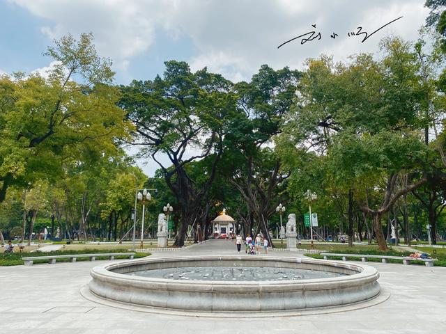 当我来到广州旅游,就特意到越秀区的"人民公园"来看了看,感受广州传统