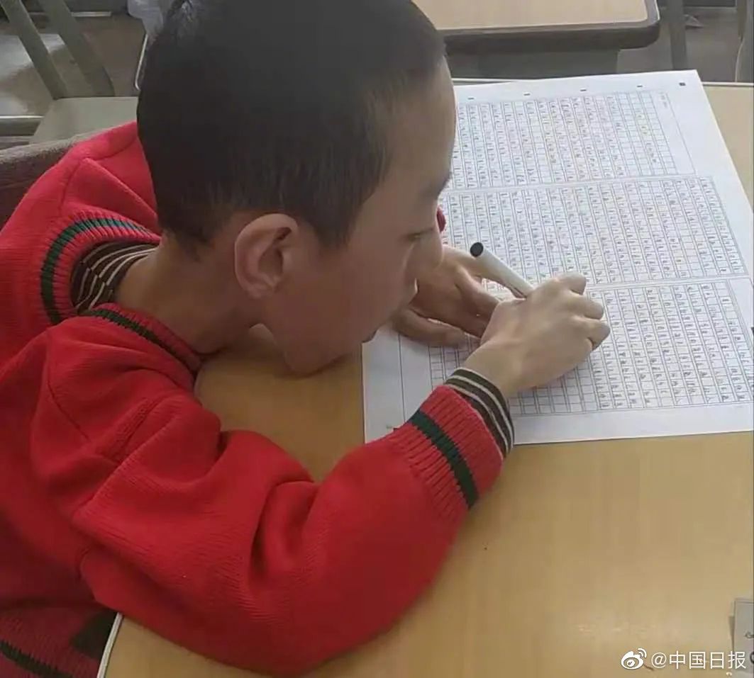 18岁,体重18公斤的他到大学报到了!高考645分,立志做中国的“霍金”!休闲区蓝鸢梦想 - Www.slyday.coM 18岁,体重18公斤的他到大学报到了!高考645分,立志做中国的“霍金”!休闲区蓝鸢梦想 - Www.slyday.coM