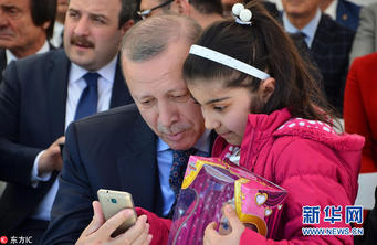 土耳其总统被“抢风头”:小男孩抢先一步剪断彩带……休闲区蓝鸢梦想 - Www.slyday.coM 土耳其总统被“抢风头”:小男孩抢先一步剪断彩带……休闲区蓝鸢梦想 - Www.slyday.coM
