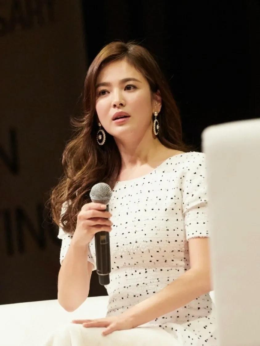 宋慧乔真是小个子穿搭“标杆”,穿波点连衣裙甜美温柔,高级优雅 宋慧乔真是小个子穿搭“标杆”,穿波点连衣裙甜美温柔,高级优雅