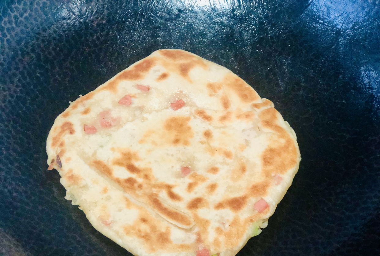 河南特色烙大饼,家里有面粉就能做,比蒸馒头省事,比肉夹馍好吃 第13张 河南特色烙大饼,家里有面粉就能做,比蒸馒头省事,比肉夹馍好吃 第13张