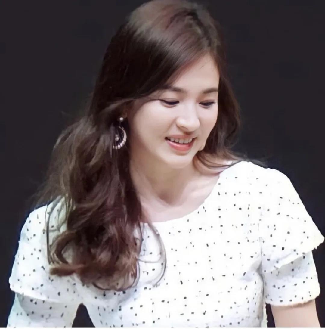 宋慧乔真是小个子穿搭“标杆”,穿波点连衣裙甜美温柔,高级优雅 宋慧乔真是小个子穿搭“标杆”,穿波点连衣裙甜美温柔,高级优雅