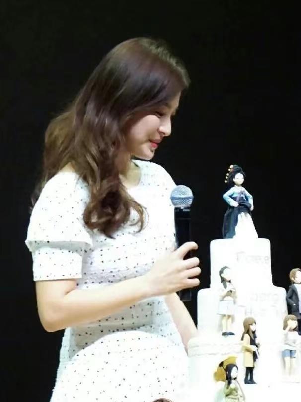 宋慧乔真是小个子穿搭“标杆”，穿波点连衣裙甜美温柔，高级优雅