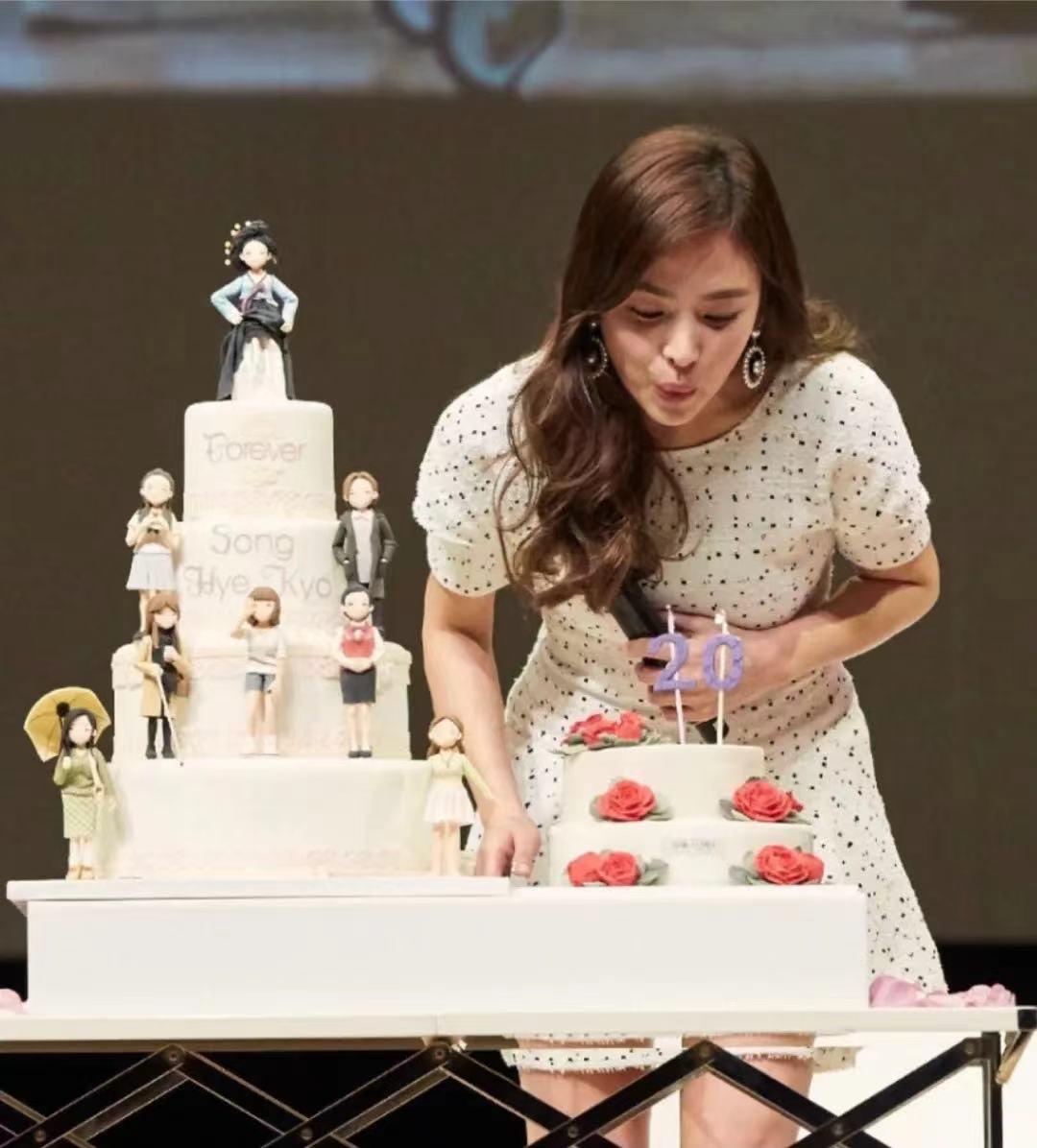 宋慧乔真是小个子穿搭“标杆”,穿波点连衣裙甜美温柔,高级优雅 宋慧乔真是小个子穿搭“标杆”,穿波点连衣裙甜美温柔,高级优雅