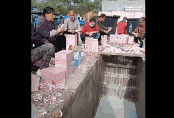 选秀投票与赞助商产品挂钩，导致出现了令人瞠目的“倒奶”行为。图源：网络