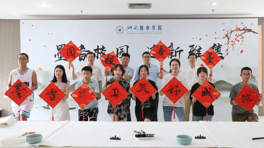 新生入学第一天 这个学校的书记校长送上“文房四宝”休闲区蓝鸢梦想 - Www.slyday.coM 新生入学第一天 这个学校的书记校长送上“文房四宝”休闲区蓝鸢梦想 - Www.slyday.coM