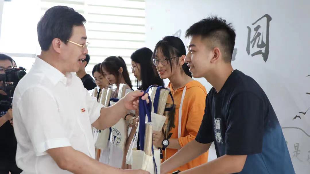 新生入学第一天 这个学校的书记校长送上“文房四宝”休闲区蓝鸢梦想 - Www.slyday.coM 新生入学第一天 这个学校的书记校长送上“文房四宝”休闲区蓝鸢梦想 - Www.slyday.coM