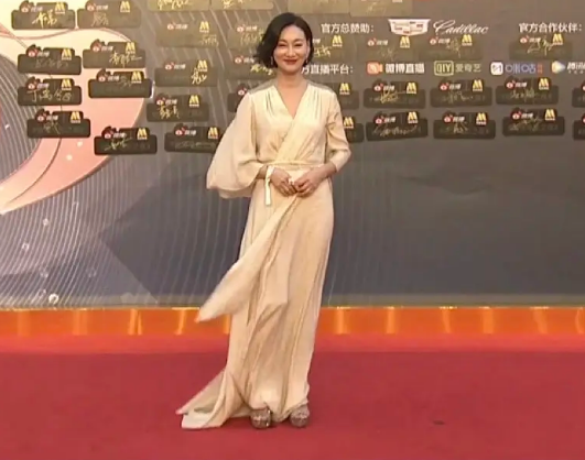 中年女星红毯图鉴：52岁陶红性感敢穿，吴越短发温柔，陈数女王范