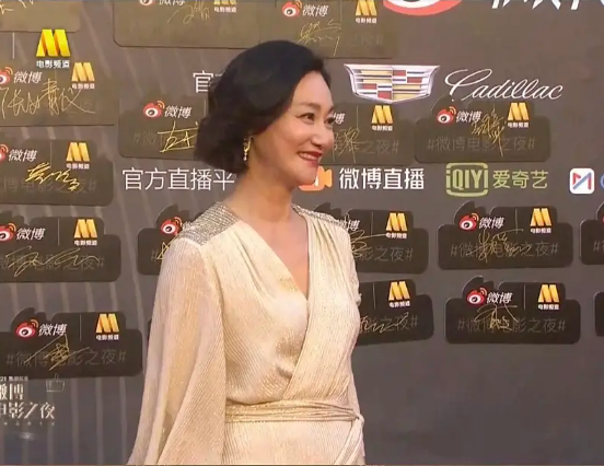 中年女星红毯图鉴：52岁陶红性感敢穿，吴越短发温柔，陈数女王范