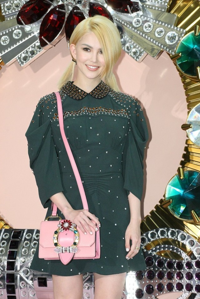 昆凌才是“辣妈圈”最会穿的,一件泡泡袖连衣裙,细腰长腿这抢镜 昆凌才是“辣妈圈”最会穿的,一件泡泡袖连衣裙,细腰长腿这抢镜