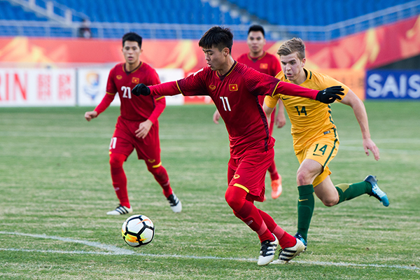 0-1！对澳大利亚仅一球小负，且场面占优，国足何以胜如此越南