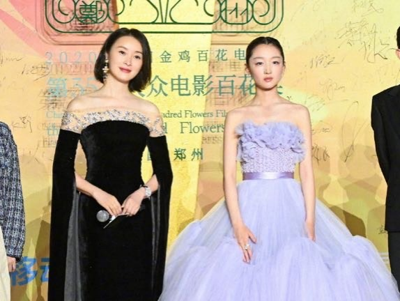 中年女星红毯图鉴：52岁陶红性感敢穿，吴越短发温柔，陈数女王范
