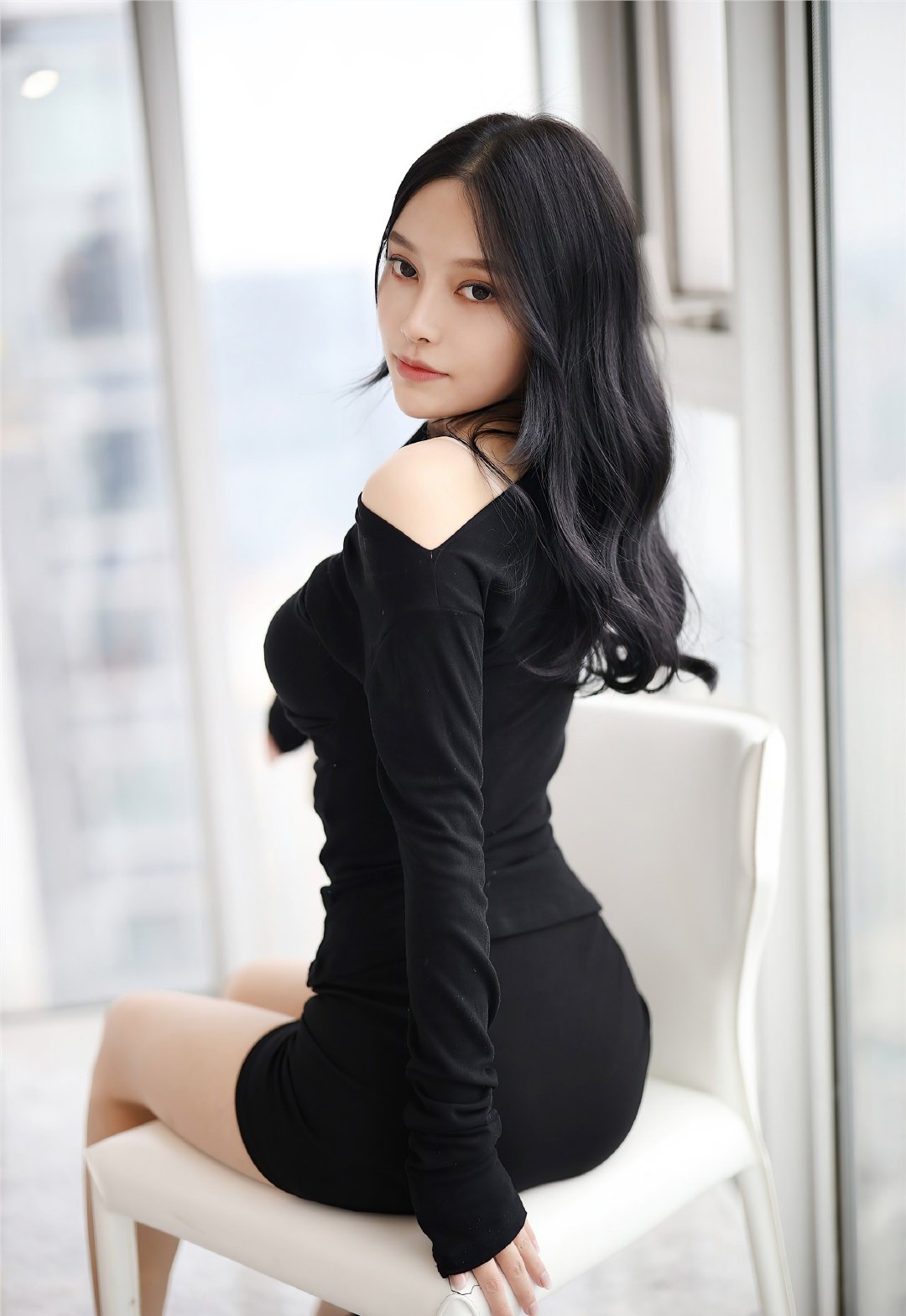 黑色连衣裙怎么搭配（黑色长款连衣裙搭配什么鞋子好看）