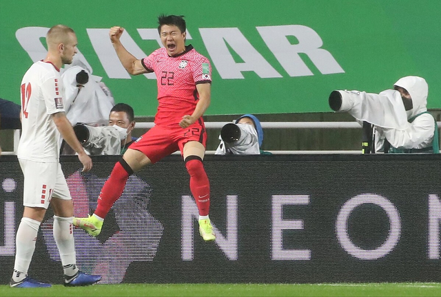 狂射20脚！黄喜灿助攻权昶勋打入制胜球 <a href=