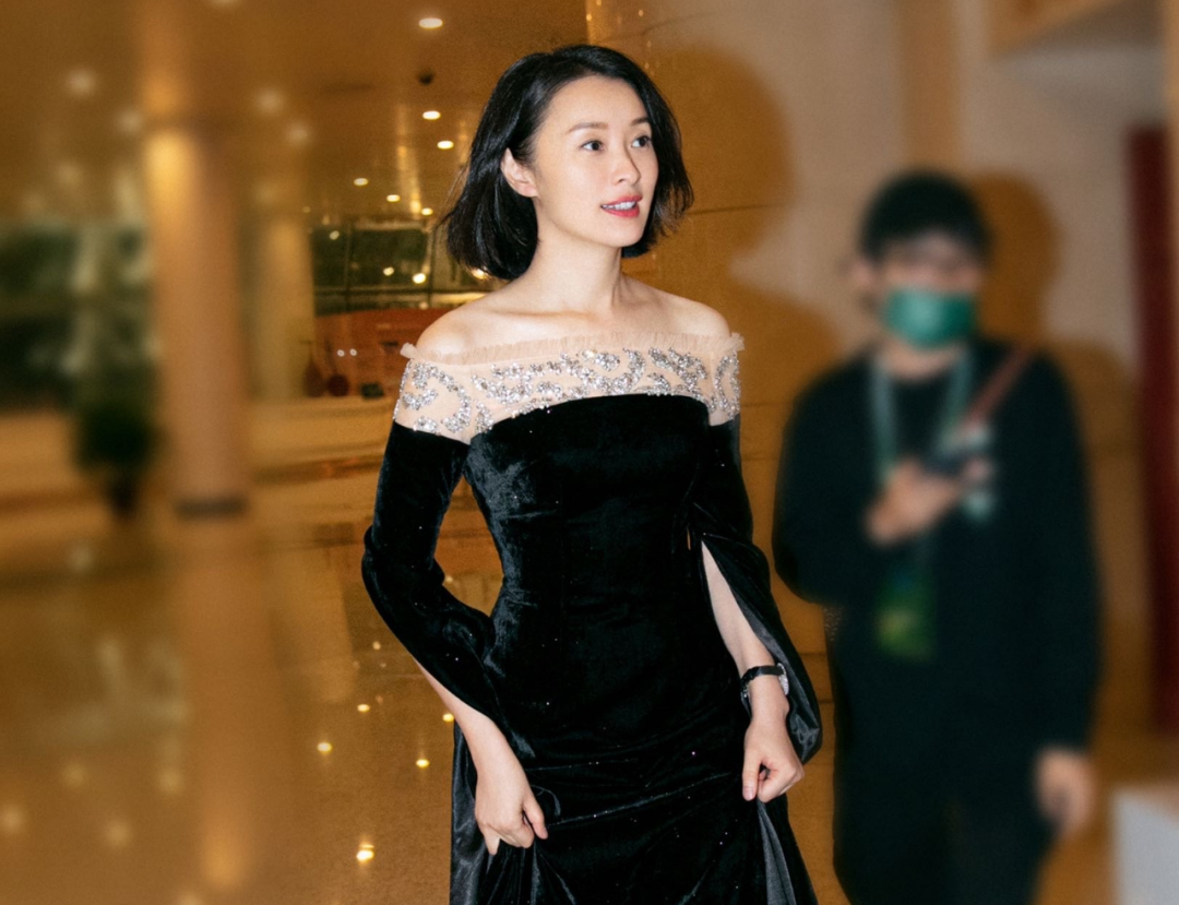 中年女星红毯图鉴：52岁陶红性感敢穿，吴越短发温柔，陈数女王范