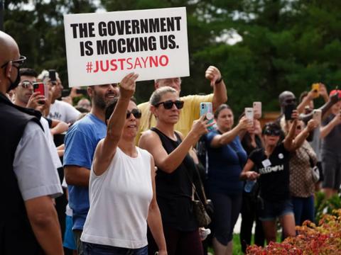 乱套了？日本军机冲出跑道，<a href=