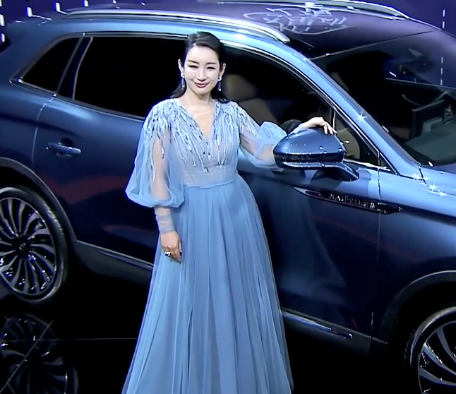 中年女星红毯图鉴：52岁陶红性感敢穿，吴越短发温柔，陈数女王范