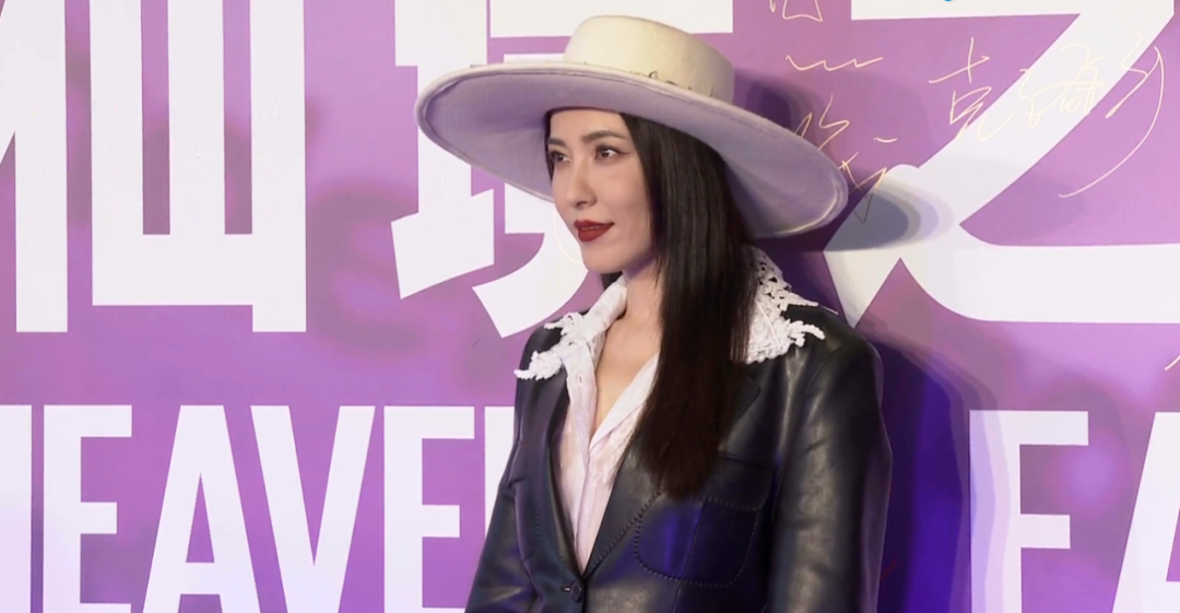 中年女星红毯图鉴：52岁陶红性感敢穿，吴越短发温柔，陈数女王范