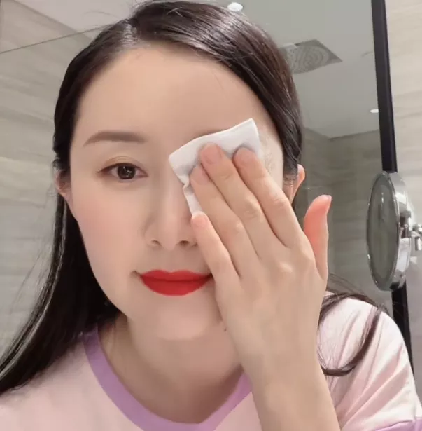 眼角鱼尾纹怎么办（眼角有鱼尾纹怎么消除）