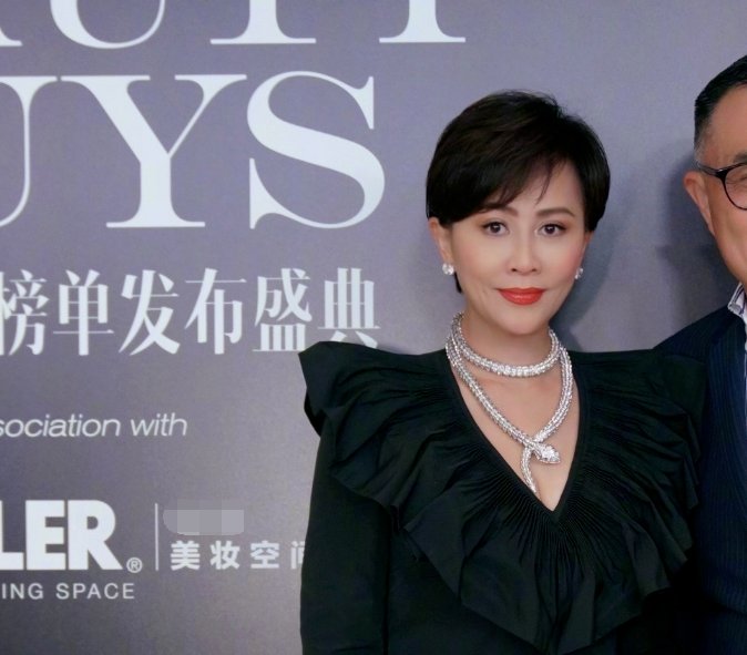 中年女星红毯图鉴：52岁陶红性感敢穿，吴越短发温柔，陈数女王范