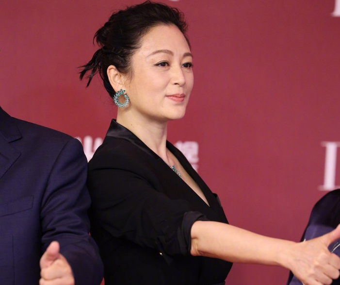中年女星红毯图鉴：52岁陶红性感敢穿，吴越短发温柔，陈数女王范