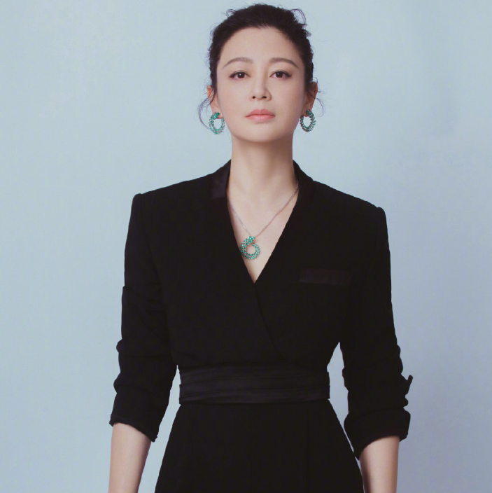 中年女星红毯图鉴：52岁陶红性感敢穿，吴越短发温柔，陈数女王范