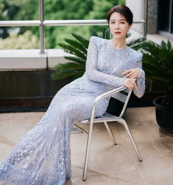 中年女星红毯图鉴：52岁陶红性感敢穿，吴越短发温柔，陈数女王范