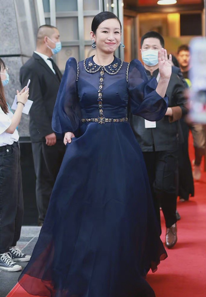 中年女星红毯图鉴：52岁陶红性感敢穿，吴越短发温柔，陈数女王范