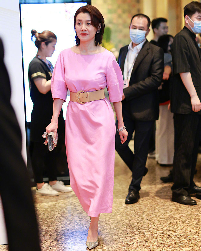 中年女星红毯图鉴：52岁陶红性感敢穿，吴越短发温柔，陈数女王范