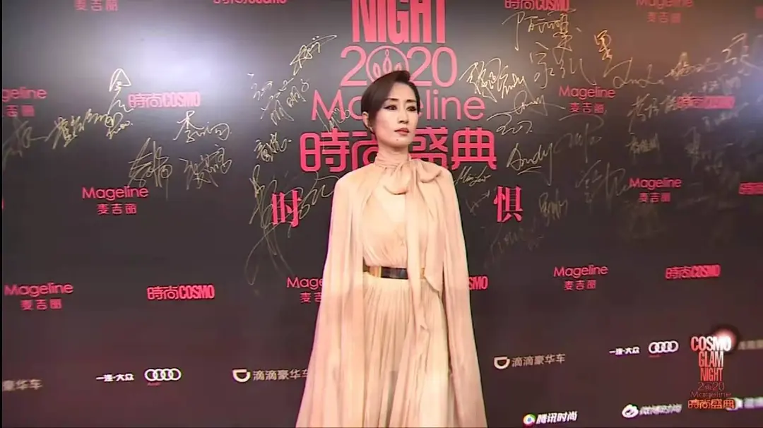 中年女星红毯图鉴：52岁陶红性感敢穿，吴越短发温柔，陈数女王范