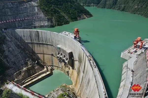 公司还加强流域上下游统筹,发挥大水库统调优势削峰滞洪,为在建的枕头