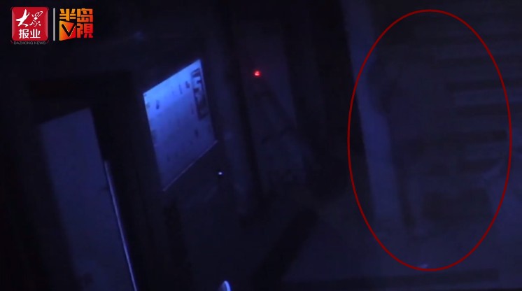 凌晨!青岛街头,女子遭陌生男尾随!对方悄悄跟上楼…休闲区蓝鸢梦想 - Www.slyday.coM 凌晨!青岛街头,女子遭陌生男尾随!对方悄悄跟上楼…休闲区蓝鸢梦想 - Www.slyday.coM