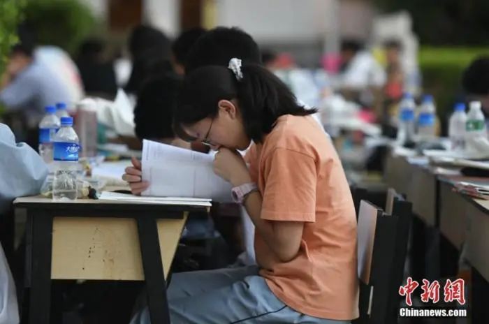 资料图:学生在进行例行考试。中新社记者 刘冉阳 摄