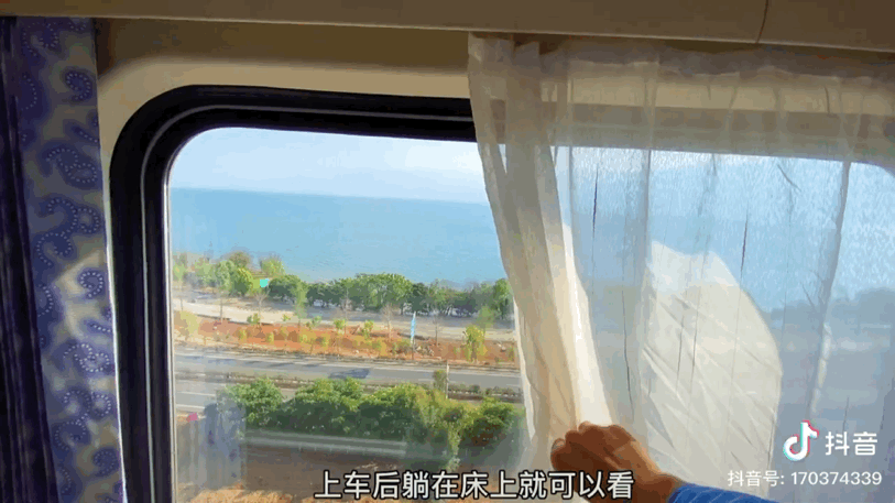 中国第一辆双层海景旅行列车火了 躺着看苍山洱海