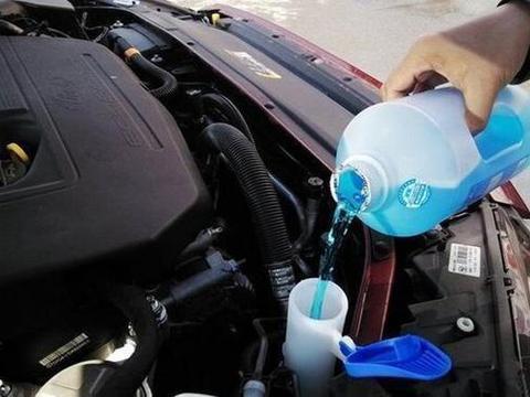 汽车上的玻璃水 可以用水加洗洁精代替吗 ?