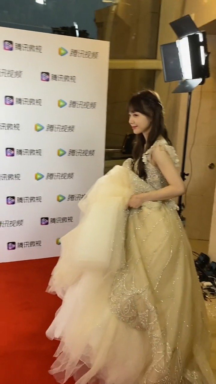 徐梦洁穿礼服好美啊