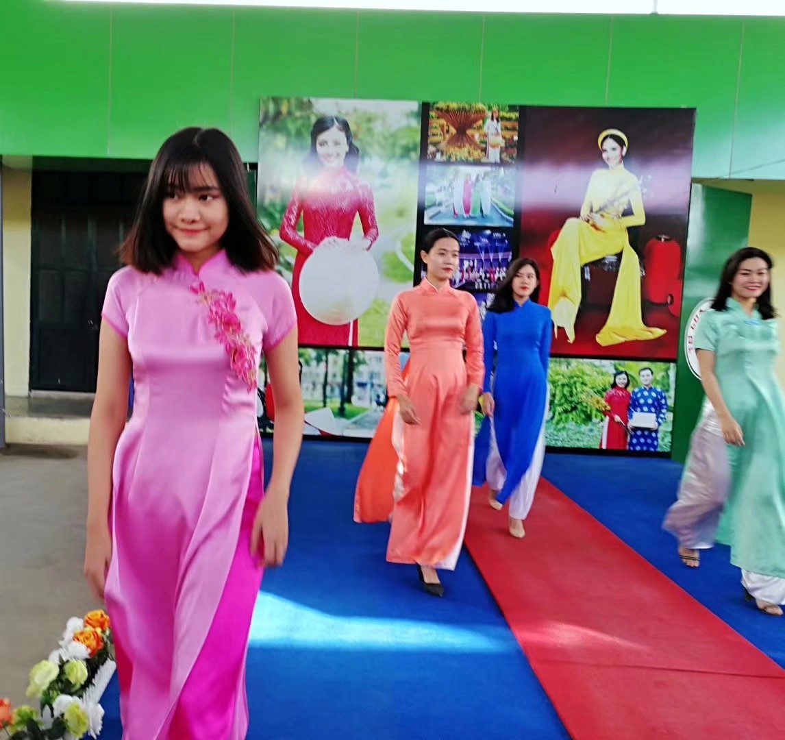 越南旗袍是越南女人的国服，这种服饰和中国旗跑极为相似……