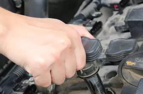 车发出三大“信号”，就是要换火花塞的节奏，别让无知毁掉发动机