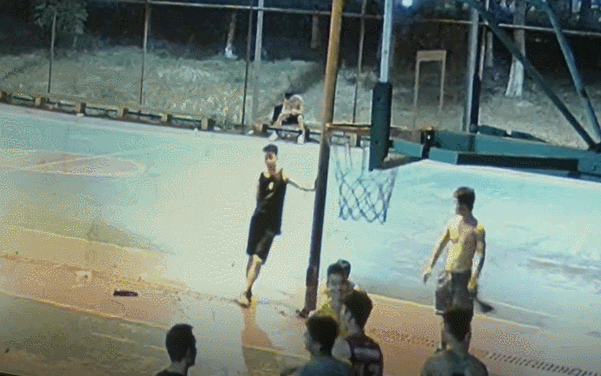 杭州小伙篮球场上突然倒地,呼吸全无!生死瞬间,95后的他冲了上来“抢”回一条命……休闲区蓝鸢梦想 - Www.slyday.coM 杭州小伙篮球场上突然倒地,呼吸全无!生死瞬间,95后的他冲了上来“抢”回一条命……休闲区蓝鸢梦想 - Www.slyday.coM